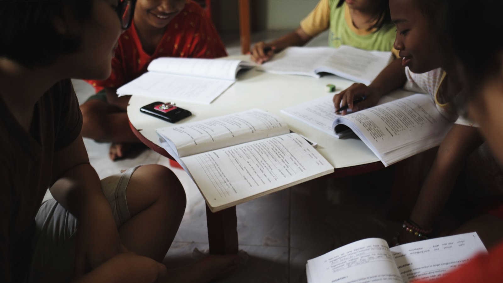 Children studying with Asih at VSE Foundation