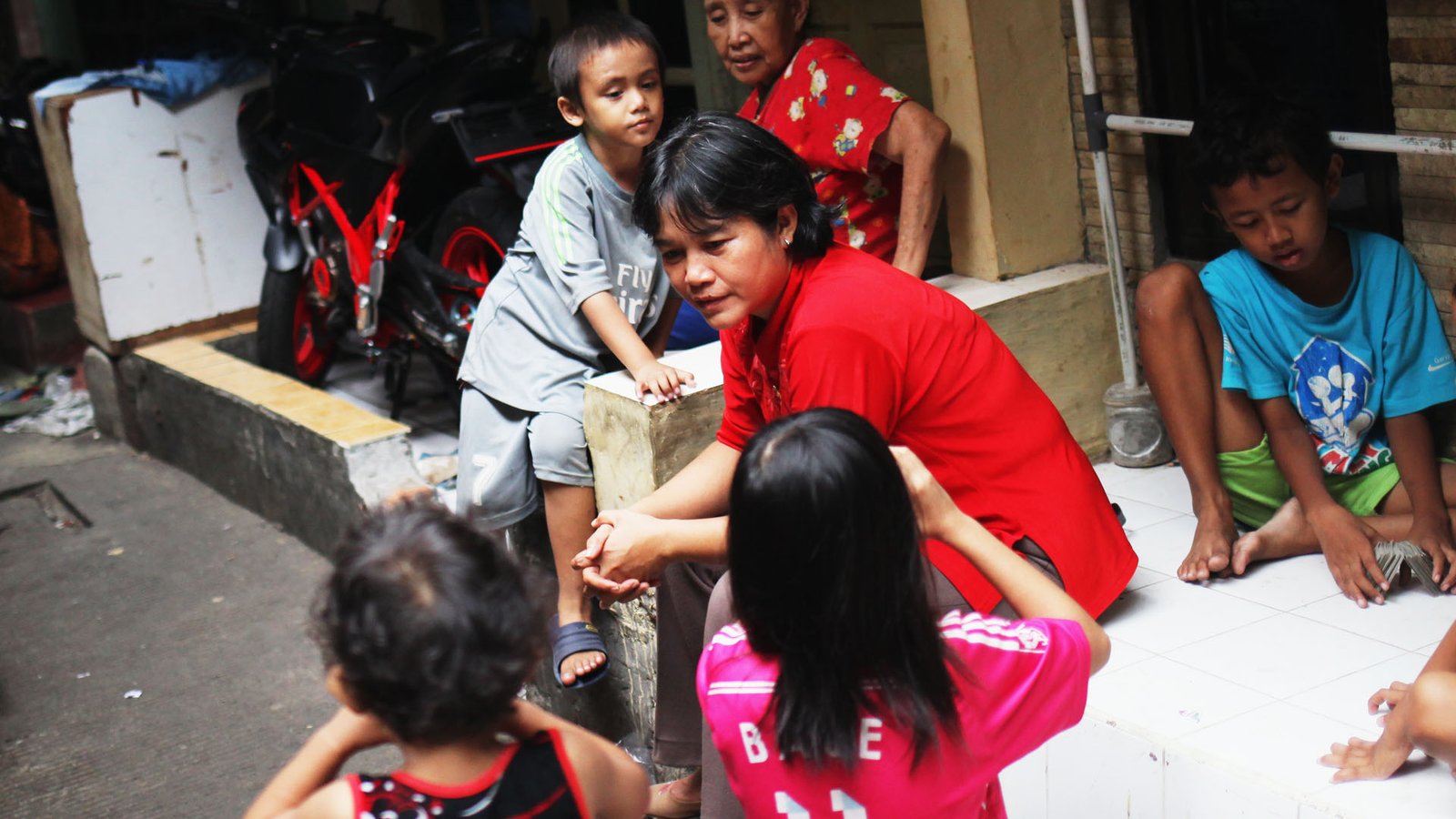 Dra Vina with children